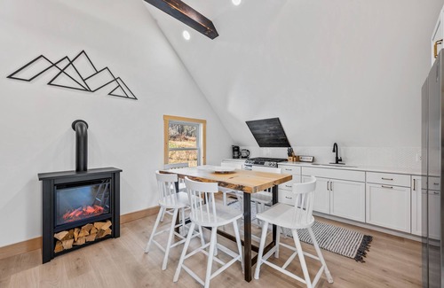 Ellicottville Ski Chalet | New & Stunning Chalet!⛷ A+ Reno, Hot-Tub, Barrel Sauna, Slope Views, Fire Pit🔥