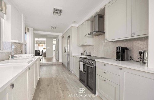 Windsor House | New! Stylish 4BR - Windsor City Centre - Sleeps 6