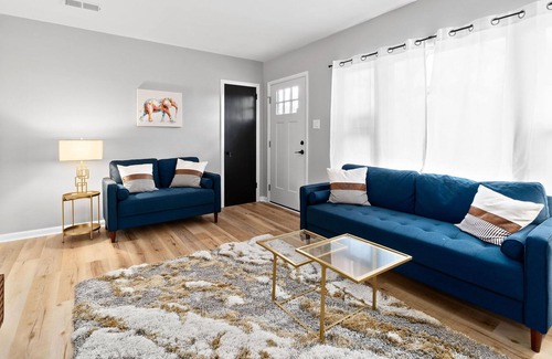 Clarksville House | New & Stylish Oasis, Royal Beds