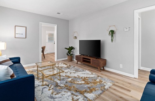 Clarksville House | New & Stylish Oasis, Royal Beds