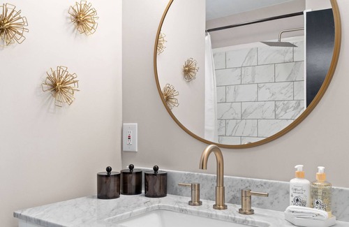 Clarksville House | New & Stylish Oasis, Royal Beds