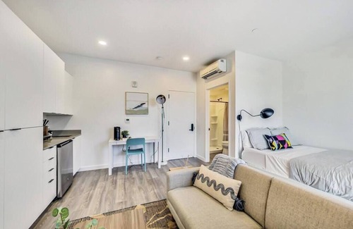 Downtown Oakland Apartment | New Stylish Studio Suite Near Downtown!