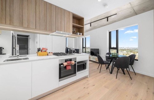 Southbank Apartment | New, Stylish, Stunning Views, Pool, Gym, Rooftop