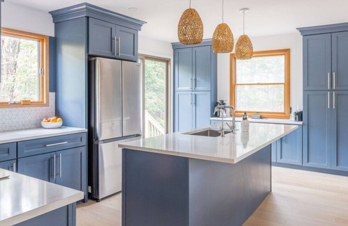 Roscoe House | NEW: Sunny & Happy Modern Home in Roscoe!