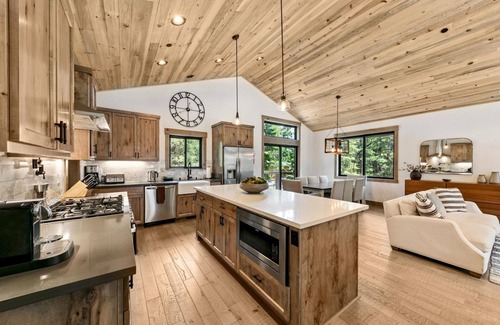 North Upper Truckee Cabin | New Tahoe Mountain Retreat, Pool Table, Near Lake and Trails, Weber BBQ, Pets Welcome