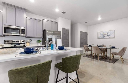 Temple House | NEW-Temple 6BD, 8PPL, Near PowerPlant, VA Hospital, & BS&W. Free Parking+Wi-Fi