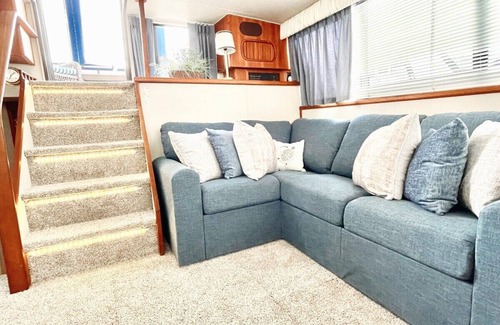 Frankfort Boat Rental | New! The French Connection - Stay On the Water!