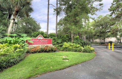 Saint Simons Heights Condo | New to vacation rentals.2-bedroom ground floor-complex has pool/tennis.