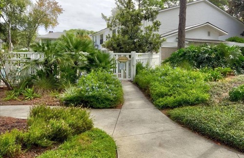 Saint Simons Heights Condo | New to vacation rentals.2-bedroom ground floor-complex has pool/tennis.