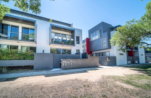 O'Connor Apartment | New to VRBO: Cosy contemporary Unit plus sofa bed