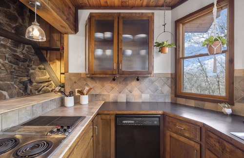 Highlandville Cabin | NEW! Treehouse in The Ozarks w/Hot Tub