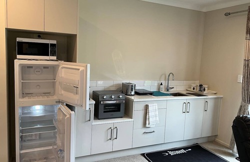 Pukekohe House | New two B/room house attached to house