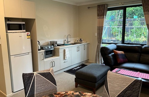 Pukekohe House | New two B/room house attached to house