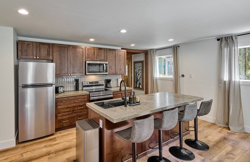 Rhododendron Cabin | NEW - Two Cabins One Epic Getaway! Hot Tub, 9 beds/Fast Wifi/AC/2 Kitchens