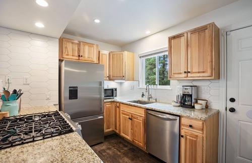 Florissant Cabin | NEW Updated, SUNSETCABIN:3 bd,1.5 bth, secluded, beautiful views, deck, sleeps 6