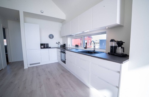 Vestbygd House | New vacation home by the sea with glass front, fireplace & boat. Pet friendly