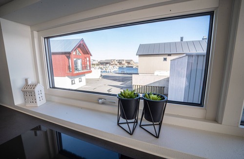Vestbygd House | New vacation home by the sea with glass front, fireplace & boat. Pet friendly