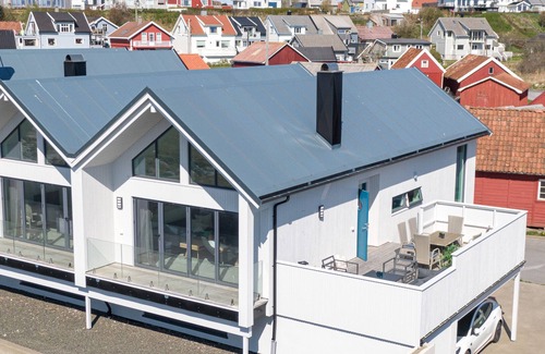 Vestbygd House | New vacation home by the sea with glass front, fireplace & boat. Pet friendly