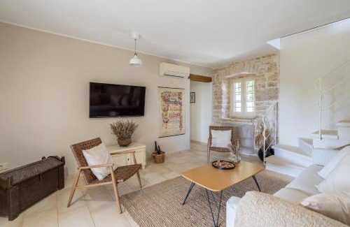 Tinjan House | NEW!Villa D'Vita on huge fenced property