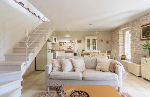 Tinjan House | NEW!Villa D'Vita on huge fenced property