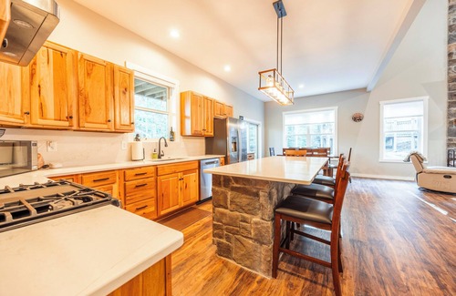 Northface House | New! Walk to Slopes, 3 King Suites, Hot Tub. Firepit