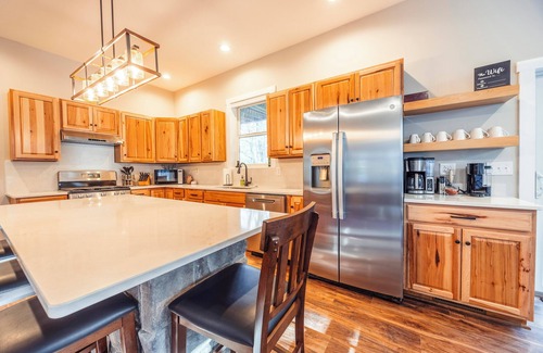 Northface House | New! Walk to Slopes, 3 King Suites, Hot Tub. Firepit