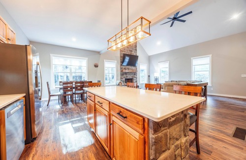 Northface House | New! Walk to Slopes, 3 King Suites, Hot Tub. Firepit