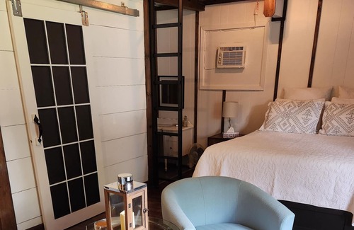 Town of Essex Cottage | NEW YORK LOFT STYLE / PRIVATE /GUEST HOUSE / AIR/ FIREPLACE/