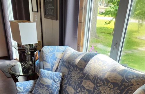 Town of Essex Cottage | NEW YORK LOFT STYLE / PRIVATE /GUEST HOUSE / AIR/ FIREPLACE/