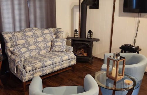 Town of Essex Cottage | NEW YORK LOFT STYLE / PRIVATE /GUEST HOUSE / AIR/ FIREPLACE/