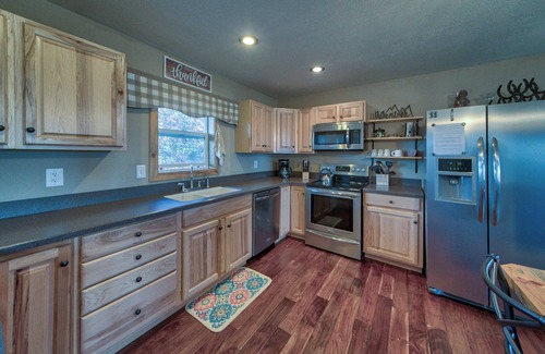 Cody Cabin | Newer Cozy Cabin; Private & Under 10 Minutes to Cody!