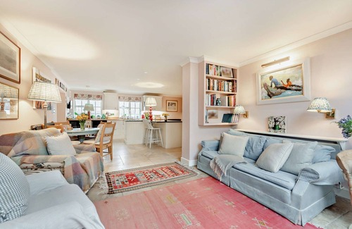 Chippenham Apartment | Newleaze Farm is an impressive family farmhouse with a large garden in a private rural setting.
