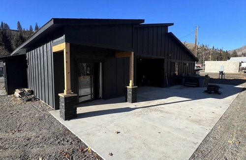 Conconully House | Newley built modern home. Close to lakes and down town food and restaurants.