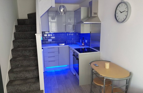 Beddington North Apartment | Newly built 2 Bedroom apartment 30 mins to central london- free parking-