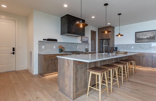 Driggs Condo | *Newly Built*Basin Three Peaks Teton Suites⁓HotTub ⁓ Rooftop Deck ⁓ Sleeps 14-20