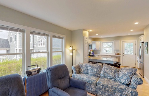 Teaticket House | Newly built bayview home, steps to dock/launch on Great Pond - small dogs OK