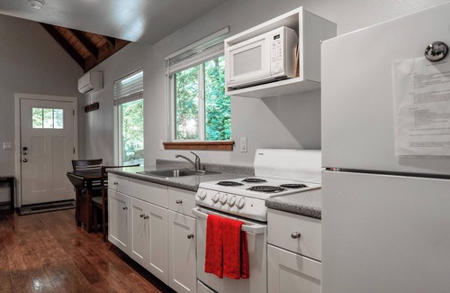 Crescent City Cabin | Newly built deluxe cabins, in a private redwood setting near the Smith River
