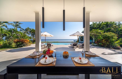 Dencarik Villa | Newly built: Holiday Beachfront Villa Lovina Beach with private pool!