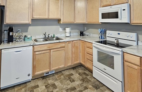 Taku - Campbell House | NEWLY BUILT TOWNHOME W/ 2 BEDROOM & HEATED GARAGE