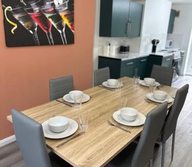 Mile End House | Newly Decorated 5-Bed Hackney Townhouse