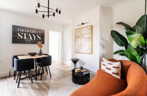 Hillingdon Apartment | Newly Designed, 2br Apt, 5min from Northwood London Tube Station, NATO HQ, Ideal for Wembley, Warner Studio, Contractors