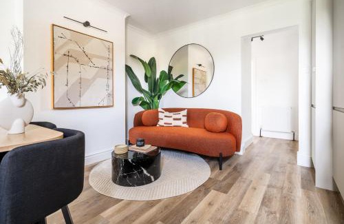 Hillingdon Apartment | Newly Designed, 2br Apt, 5min from Northwood London Tube Station, NATO HQ, Ideal for Wembley, Warner Studio, Contractors