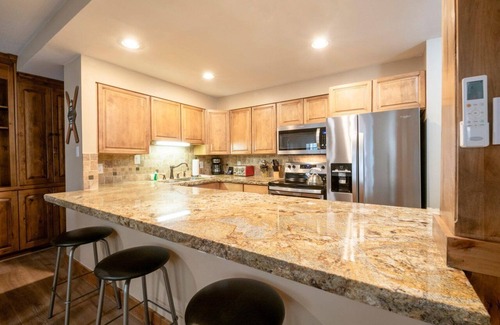 North Park City Condo | Newly furnished Ski-in Ski-out 2BR in Park City-hot tub, pool & fitness center