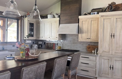 Gardiner House | Newly Listed Madian Basin Escape ~ 5 Mins to Yellowstone National Park