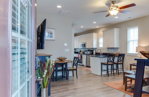 Northeast Virginia Beach House | Newly Refreshed 2 BR Townhouse Walking Distance to the Beach and Boardwalk (406A)