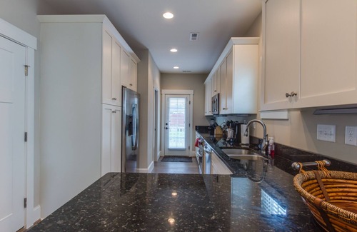 Northeast Virginia Beach House | Newly Refreshed 2 BR Townhouse Walking Distance to the Beach and Boardwalk (406A)