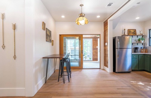 Cherrywood House | Newly Remodeled Garden Bungalow, 10 minutes from Downtown!