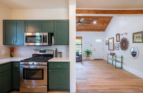 Cherrywood House | Newly Remodeled Garden Bungalow, 10 minutes from Downtown!