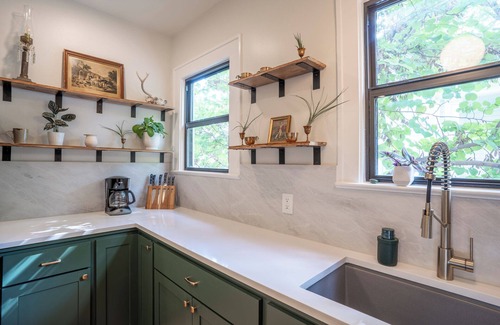 Cherrywood House | Newly Remodeled Garden Bungalow, 10 minutes from Downtown!