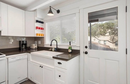 Saint Simons Island Cottage | Newly Renovated 2 Bedroom Cottage! One block to Beach! Walk to King & Prince!